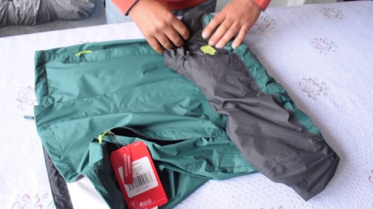 The North Face M Venture Jacket  – How to stow the jacket? – Cómo guardar la casaca en el bolsillo