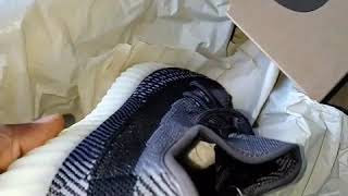 UnBoxing Yeezy 350V2 Carbon!