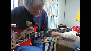激レアの日本ビクター製エレキギターで「イエロージャケット」を弾く。