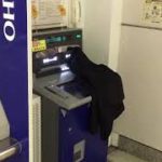 【東京の日常】ATMにもたれ掛かる酔っ払い、、じゃなくジャケットw