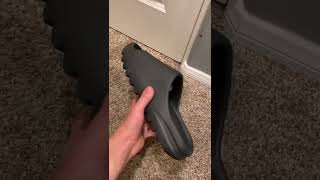 Taking a look at the ONYX Yeezy Slides!!!