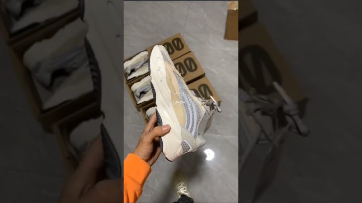 Yeezy 700v2 Cream.#yeezys #r3ps #r3psneakers #viral #treanding #fypシ #hype #sneakers #kanyewest #fyp