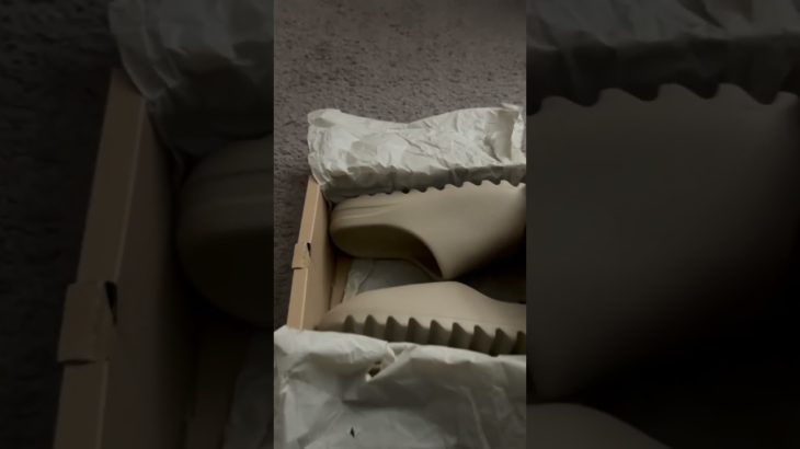 Unboxing of the Yeezy Slides