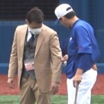 ハマスタでもイチャイチャするアライバ！井端さんのスーツが気になる荒木コーチ (2023/04/08)
