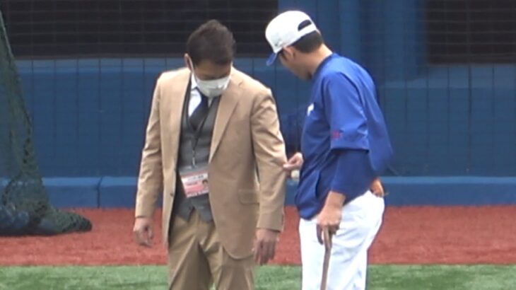 ハマスタでもイチャイチャするアライバ！井端さんのスーツが気になる荒木コーチ (2023/04/08)