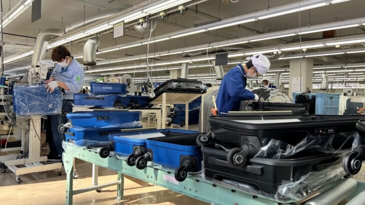 スーツケースを大量生産するプロセス。日本唯一のスーツケース製造工場