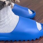 WHAT SIZE TO GET IN YEEZY SLIDES ? | yeezy slide azure on feet & sizing tips #yeezy #onfeet #slides