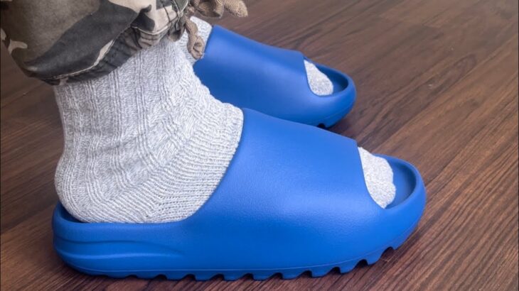 WHAT SIZE TO GET IN YEEZY SLIDES ? | yeezy slide azure on feet & sizing tips #yeezy #onfeet #slides