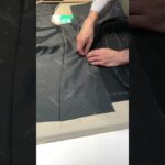 オーダースーツのお仕立て、脇部分をしつけ糸で縫っている様子です。大阪のテーラー・ダンディ