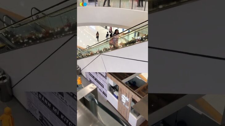 Bakit may jacket? #escalator #shorts🚗🌶️🐓🔥#YouTube videos