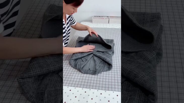 easy jacket folding #diy #clothhacks #jeans #sweinghacks #fashion #dressinghacks