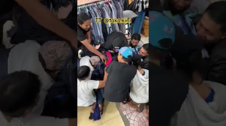 Orang Orang Lagi Berebut Jacket Tracktop Yang Baru Di Buka Ball Thrift nya