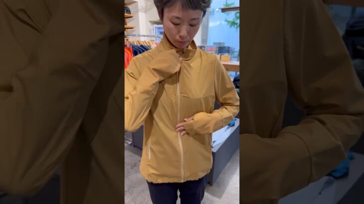 【HOUDINI Ws Pace Wind Jacket】ウィメンズ ペース ウィンド ジャケットモデル　身長160㎝ Sand Dune Sサイズ着用