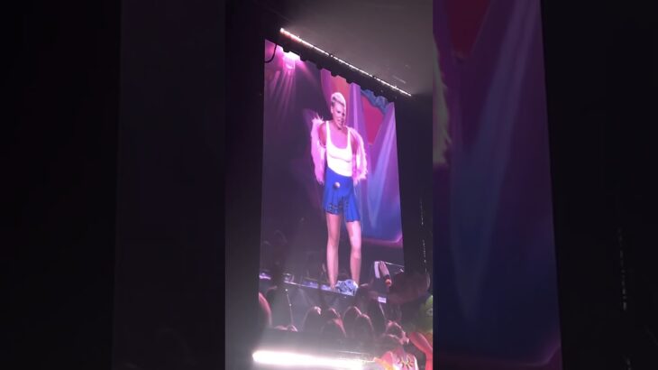 P!NK WEARS A FAN MADE JACKET!
