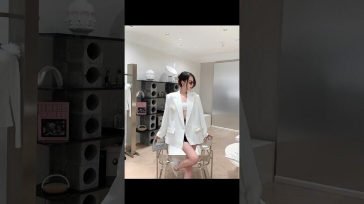 今日の白いスーツにお花がついてて、とっても可愛い💓秋にぴったりのコーデだね🌸