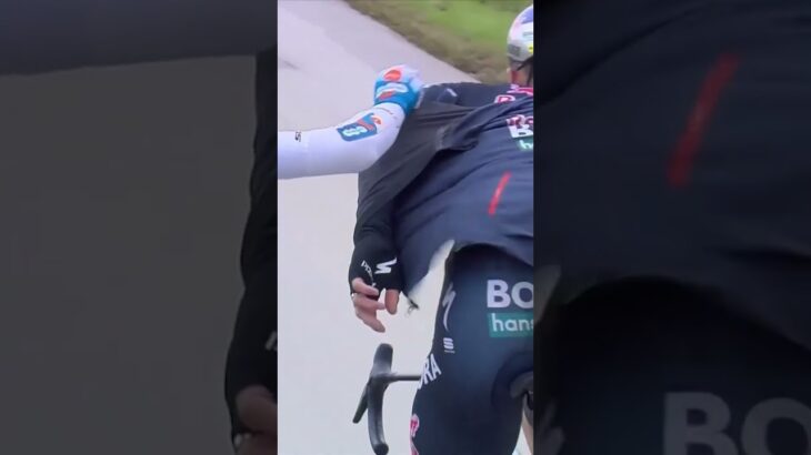 Ryan Mullen needed a helping hand with his jacket at Cro Race 😅