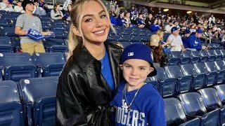 フリーマンの元女優妻“オリジナルジャケット”でWS第5戦応援　背面には夫への深い愛がビッシリ！