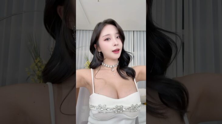 Who’s the cute boy with the white jacket ?🤍