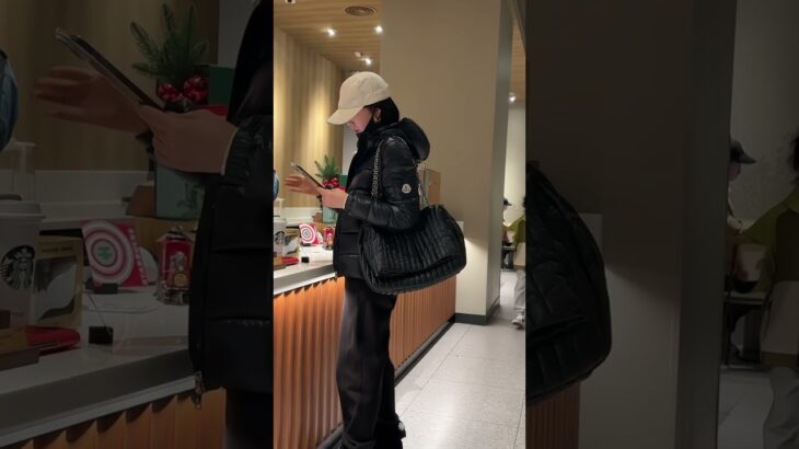 출근하기싫어➿ #モンクレール #ダウンジャケット#몽클레어 #패딩 #moncler #downjacket #shorts  #모델 #스타벅스 #cafe #coffee #starbucks