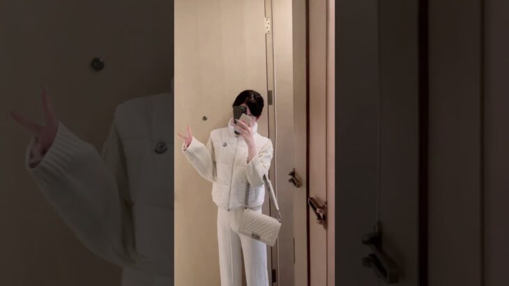 誰を待っていますか?  #モンクレール #ダウンジャケット#몽클레어 #패딩 #moncler #downjacket #shorts  #모델 #ootd #겨울