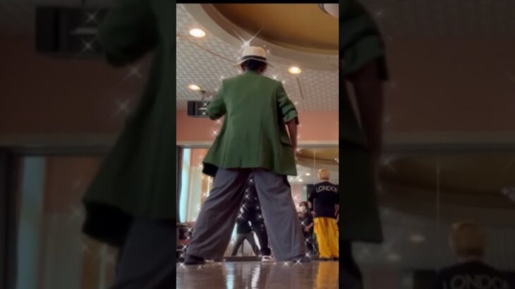 衣装のオーバーサイズジャケットは、ターンの時にスソヒラがカッコいい