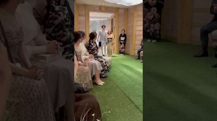 新郎さまの入場シーン✨お母さまからのジャケットセレモニーとおばあさまと歩くバージンロード💭あたたかで素敵な時間ですよね👀video by…@mado_wd0518 さま#プラコレ