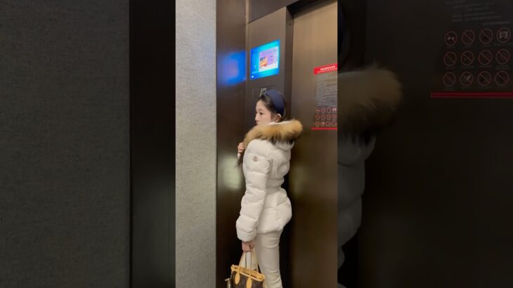 China? #モンクレール #ダウンジャケット#몽클레어 #패딩 #moncler #downjacket  #travelchina #chinatravel #chinesegirl