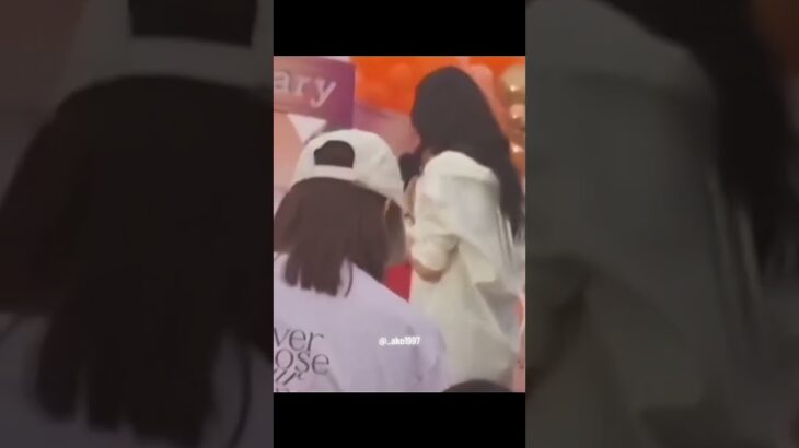 Ling brought a jacket for Orm to wear #หลิงออม #LingOrm #เพียงเธอ