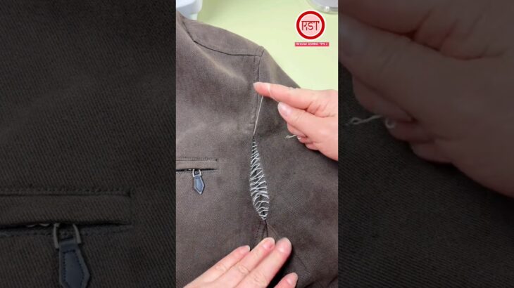 The seam of the cotton down jacket is broken and the thread is untied. Sew