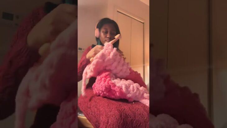 Crocheting a pink puffy jacket 🩷