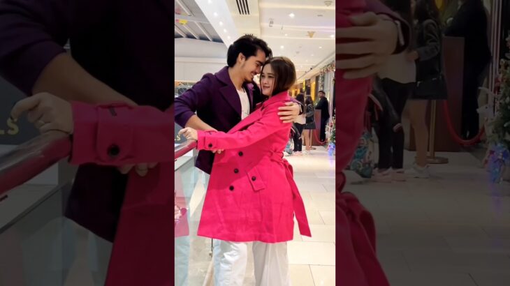 Sameer Sanaya ke jacket khol raha hai #couplegoals ##minivlog #delhi 👋🏻 #couplepictures #sanayaa