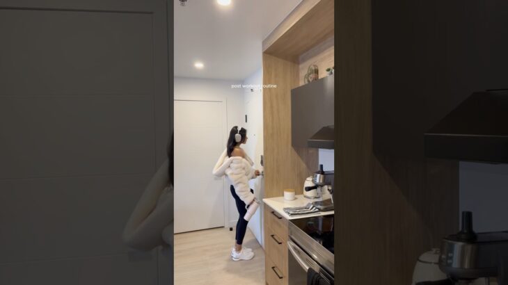 This jacket is my new personality and this yogurt bowl 🤌🏼 #postworkout #morning #morningroutine