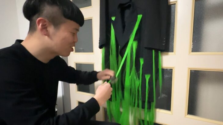 エクステのジャケットを洗う男