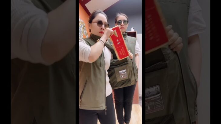 p12. jacket warring style of girls 🥰#fashion #Vest #Men’swear #SpringOutfit#jacket #trendingshorts