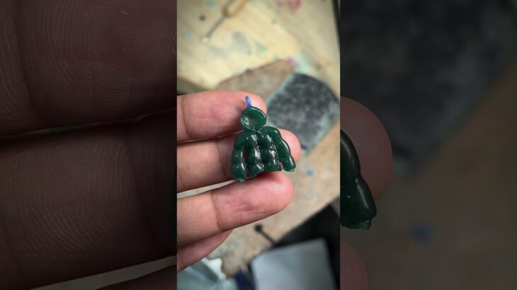 This tiny puffer jacket wax model is seriously too cool! 🧥😎