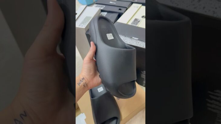 #sneakers #slippers #yeezyslides #yeezyslide #adidasyeezy #yeezy #yeezyfoamrunner