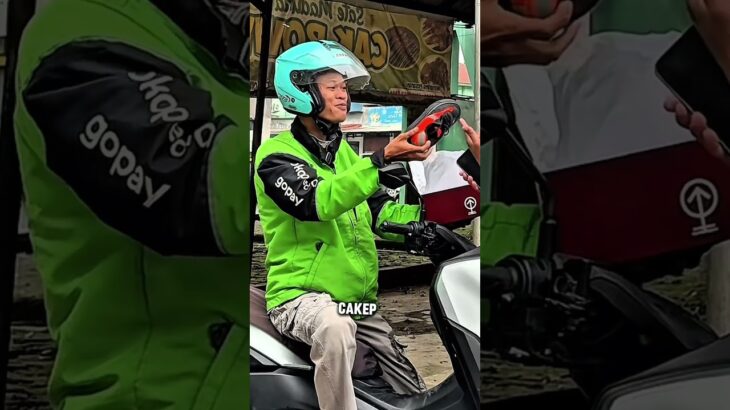 Hasil sepatu dari jaket Abang Shopeefood