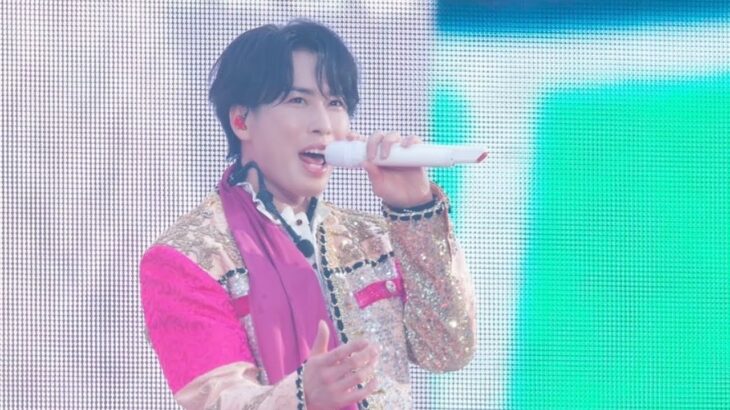 宮舘涼太がロイヤルなビジュージャケットやたくさんの薔薇をまとって歌うライブショットに「どの衣装も似合っててかっこいい」「さすが国王様」の声