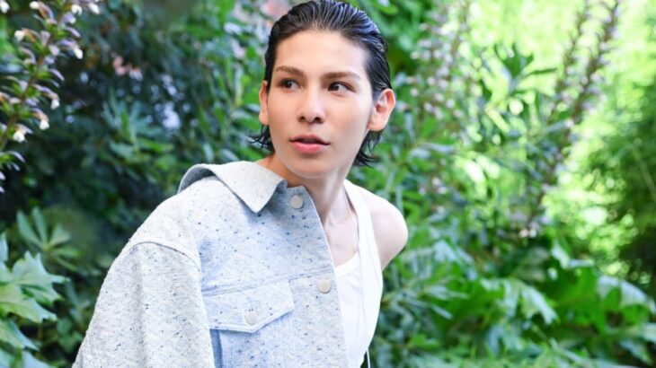 ラウールがミラノで片側にジャケット羽織る斬新な着こなしを披露！クールなランウェイと対照的なオフショットに「かわいい」の声殺到