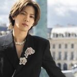 神宮寺勇太（Number_i）、バラのブローチを纏ったジャケットスタイルでパリへ