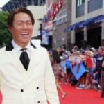🎉⚾✨【初オールスター登場】山本由伸、白ジャケットでレッドカーペットに華麗な初出演！スターの仲間入り💫🕴️🌟