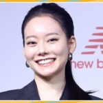 なごみ、ジャケット×超ミニ丈で美脚披露　「スニーカーベストドレッサー賞」受賞