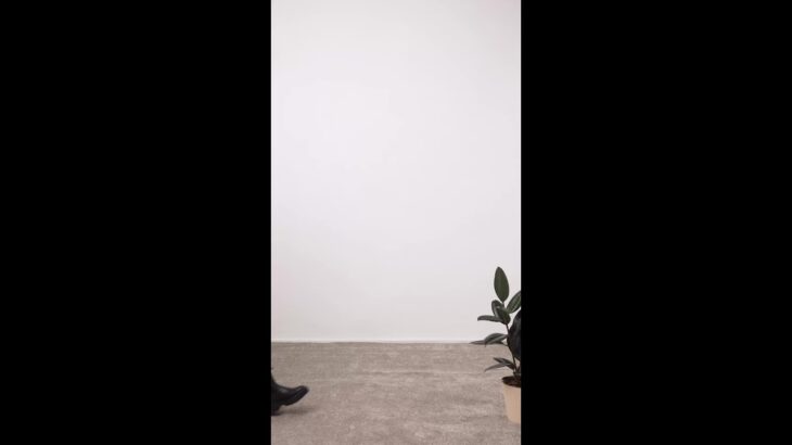 Стильная куртка на молнии со стойкой из экомеха