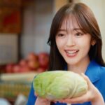 鈴木愛理、キャベツを持って笑顔で歌う！　華やか青ジャケット姿で登場　J-FLEC新TVCM「J-FLECに相談だ」編