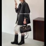 ワークウェアから着想を得たジャケット。実用性と静かな品の良さを併せ持ち、シンプルなラインと細やかなディテールが、探求心を秘めながらも日常に自然に溶け込みます。