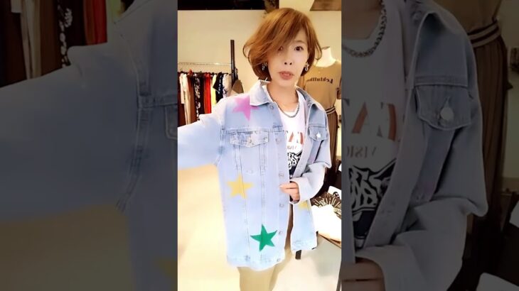 長い季節愛用可能なプリントがかわいい　デニムジャケット