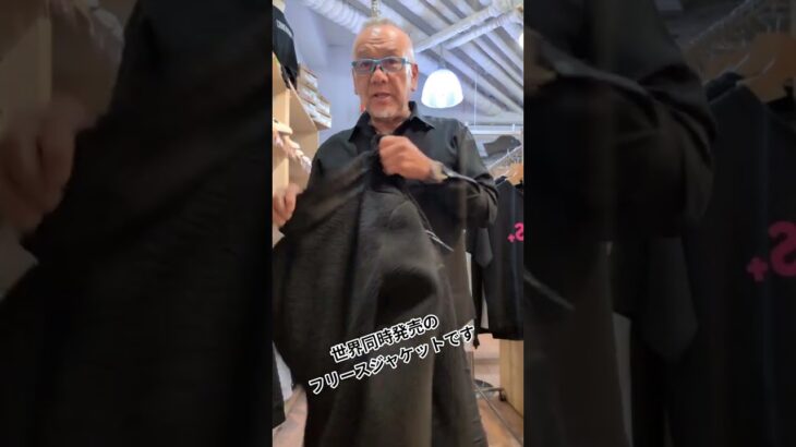 世界同時発売で1ヶ月以上前からモンクレールのオンラインサイトにはカミングスーンで掲載されていたフリースボアのジャケットがやっと入荷です