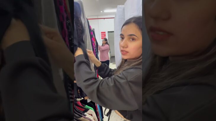 Aj maine kharida jacket🛍️ #minivlog #vmart #shoppingvlog #fashion #shopping #winter #wintercloths