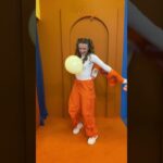 Put on your jacket without the balloon touching the ground 🥳 #kidsgames #challenge #kidsfun