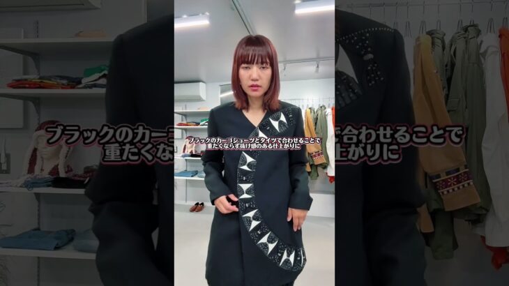 周りと被らない、構築デザインの黒ジャケット。